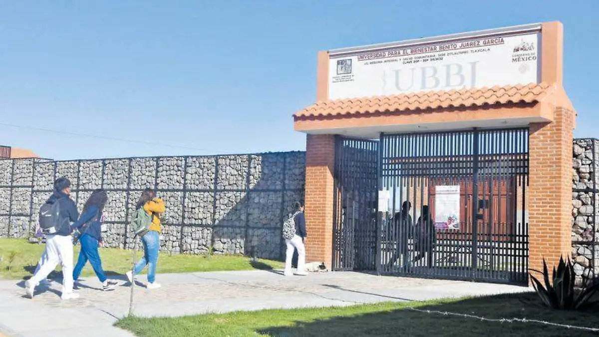 Arribo de alumnos y alumnas a la Universidad en Zitlaltepec TOMÁS BAÑOS